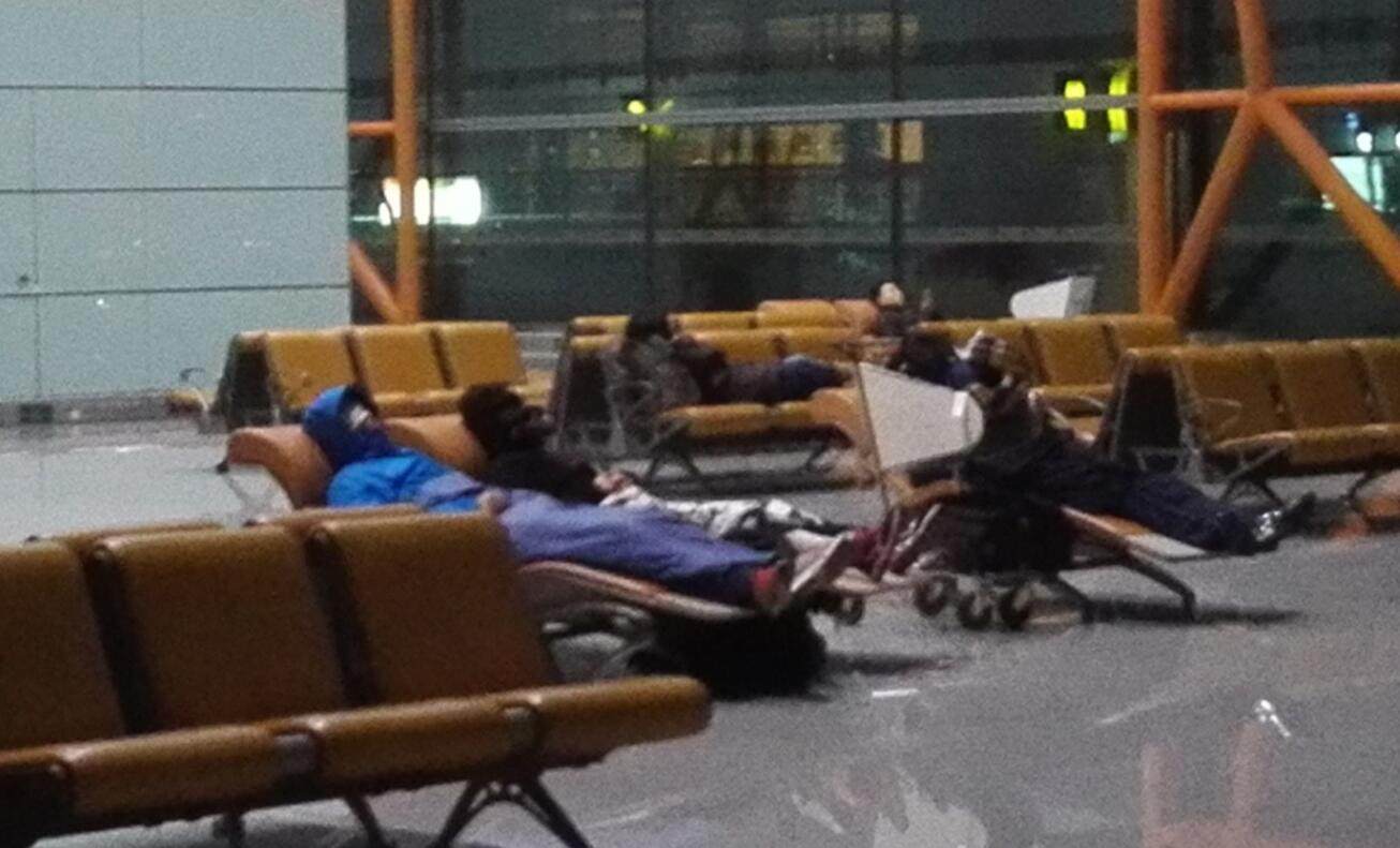 马尼拉机场睡觉照片.jpg