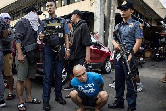菲律宾国家警察抓捕非法经营的中国人.jpg