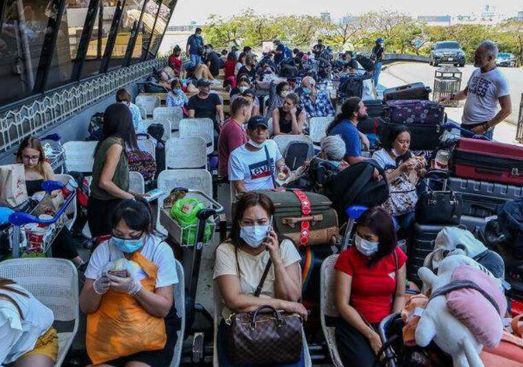 菲律宾机场等待回国的外国人.jpg
