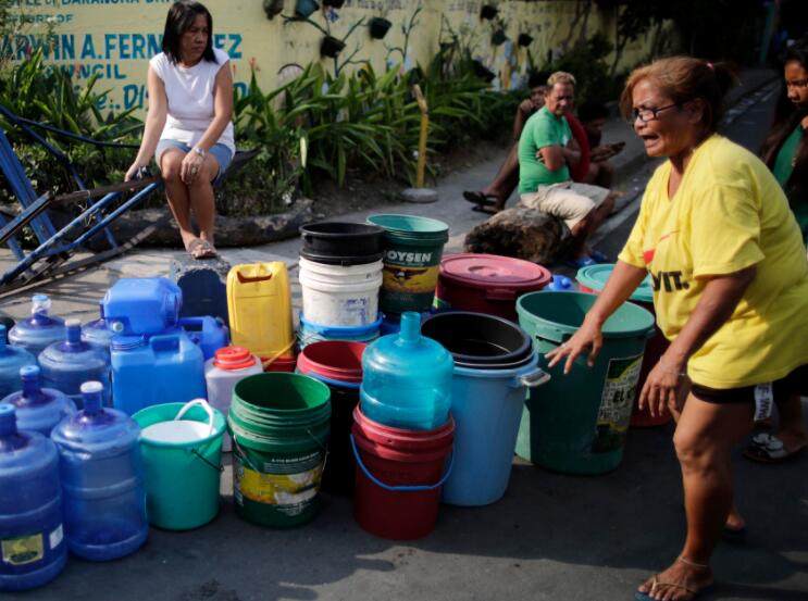 菲律宾市民没有水喝只能去抬水.jpg