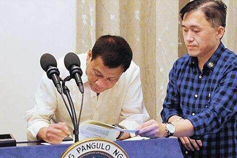 菲律宾总统签署外国投资法.jpg