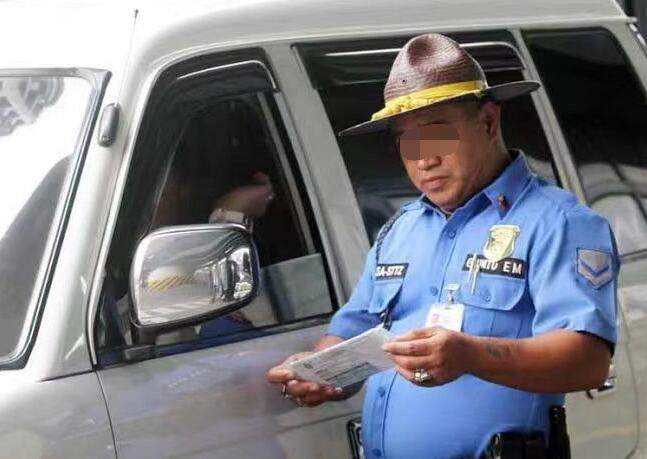 菲律宾开车被交警拦.jpg